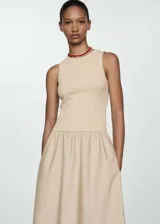 Vestido largo negro de tejido de punto con tirantes anchos, cuello redondo y falda evasé.