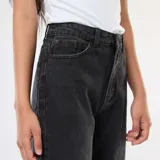 Pantalón de jean gris oscuro, de corte recto y talle alto.