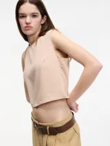 Top sin mangas color azul, con cuello redondo y botones en la espalda.