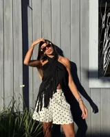 Top negro cruzado con flecos, de gamuza sintética. Se ata en el cuello.