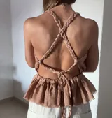 Blusa marrón de lino con elástico en la cintura y tiras trenzadas regulables que se cruzan en la espalda.
