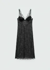 Vestido negro de encaje con escote en V y tirantes finos.