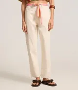 Pantalón mom color crudo confeccionado en sarga de algodón BCI, con bolsillos delanteros y traseros, cierre con botón y cremallera, y pañuelo estampado a modo de cinturón.