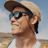 Lentes de sol Sunski modelo Tera, con montura negra y lentes espejadas doradas.