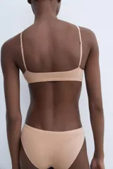Braguita clásica color piel, de tiro medio y cintura elástica.