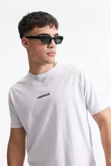 Remera de manga corta color lila claro con cuello redondo y logo estampado en el pecho.
