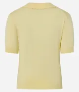 Blusa de punto color blanco, con cuello polo, escote en V y mangas cortas. Detalle de mini perlas aplicadas en el cuello.