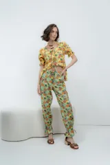 Pantalón largo verde agua con estampado de flores y piñas, corte recto con frunce en el tobillo.