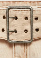 Minifalda beige de tiro bajo con cinturón y hebilla metálica, confeccionada en tejido denim de algodón.