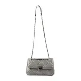 Bandolera rectangular acolchada color gris con solapa y cierre metálico plateado. Incluye correa de cuero y cadena plateada.
