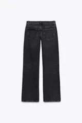 Pantalón de jean celeste claro, de tiro bajo, corte wide leg y largo hasta el tobillo. Tiene cinco bolsillos, cierre frontal con cremallera y botón metálico.