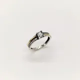 Anillo de plata 925 con detalles en oro y circonias. Presenta una circonia central cuadrada y circonias pequeñas en el lateral. No es ajustable.