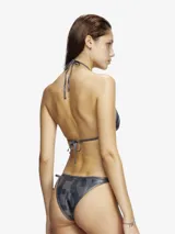 Top de bikini triangular color gris con estampado abstracto y logo grande en el frente.