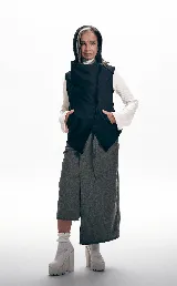 Chaleco sastrero negro de paño de lana, con cuello alto y solapas, cierre frontal de botones y bolsillos laterales.