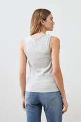 Musculosa gris melange de canale con cuello redondo y botonadura frontal.