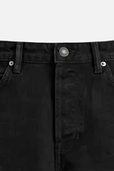 Pantalón de jean celeste de corte recto, con cinco bolsillos, efecto lavado y cierre frontal con botones.