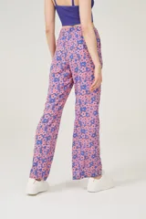 Pantalón de tiro alto con estampado floral en tonos rosados y azules, de corte recto y holgado.