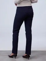 Pantalón de gabardina elastizada color marrón claro, marca Zac & Rachel, corte slim, con pretina con pasadores, botón y cierre. Delantera con tres bolsillos y trasera con bolsillos ojal.
