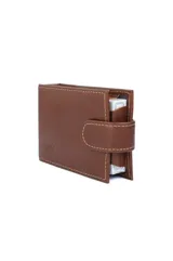 Estuche porta naipes de cuero marrón con costuras a contratono y cierre con broche a presión.