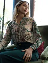 Pantalón satinado de tiro alto, modelo palazzo, con pretina delantera y trasera elastizada, y bolsillos verticales.