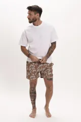 Bañador corto para hombre, color marrón con estampado floral en tonos blanco y gris claro. Presenta cordón ajustable en la cintura.