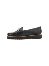 Mocasín de cuero negro con detalle de hebilla dorada y suela track.