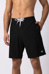 Short de baño negro con cordón blanco en la cintura y logo de la marca en la pierna derecha.