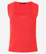 Blusa cropped naranja de punto con escote cuadrado y bretel ancho.