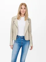 Chaqueta de motociclista color beige confeccionada en piel sintética con cierre asimétrico y tachas.