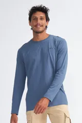Remera manga larga azul con cuello redondo y logo pequeño de montaña en el pecho.