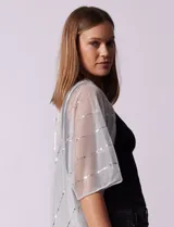 Kimono plisado color gris, marca Do Jessica McClintock, con terminación de ruedo con flecos.