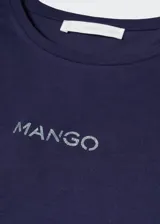 Remera de algodón color azul marino con cuello redondo y mangas cortas. Estampado frontal con el logo de la marca Mango en color blanco.