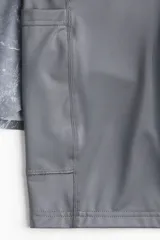 Short deportivo gris con estampado de mármol, con cintura elástica ajustable con cordón, bolsillos laterales con cierre y calza interior con bolsillo para celular.