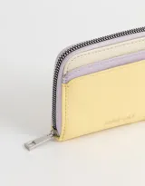Billetera pequeña de cuerina color amarillo, lila y crema, con cierre de cremallera.