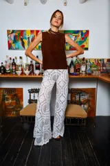 Musculosa marrón de cuero gamuzado, corte al cuerpo y cuello redondo.