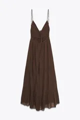 Vestido midi marrón con escote en V, tirantes finos ajustables y espalda descubierta con lazadas.