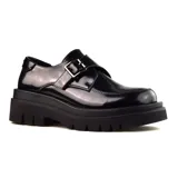 Zapato acordonado de cuero negro con hebilla lateral y plataforma track.