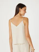 Musculosa de tirantes finos color azul, con escote en V y costuras decorativas en el busto.