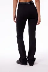 Pantalón bootcut de polisap color negro opaco con elástico mamba con logo tejido en la cintura.