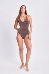 Malla entera con escote en V, confeccionada en lurex color cobre.