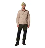 Camisa tipo chaqueta color beige, de corte recto, con cuello clásico, cierre frontal con botones y dos bolsillos de parche en el pecho. Tiene un anillo en D en el bolsillo izquierdo. Marca Columbia.