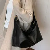 Cartera hobo negra de cuero sintético con correa de hombro ajustable con hebilla dorada.