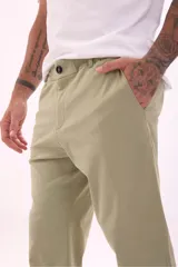 Pantalón chino color verde oliva, de corte recto y tiro medio.