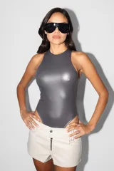 Body gris de microfibra con textura PU, corte ajustado y escote deportivo. Cuenta con broches snap en la entrepierna y elástico interno en el contorno de tiro para mejor ajuste.