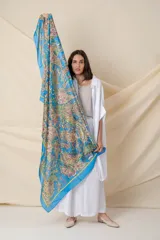 Pañuelo cuadrado de seda estampada con motivos de arabescos en múltiples colores.