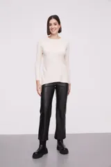 Sweater de punto color crudo, con corte ajustado y mangas largas.