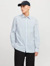 Camisa de manga larga a rayas verticales celestes y verdes sobre fondo blanco, con fit comfort y cuello clásico. Confeccionada en tejido dobby de algodón y lino, con cierre frontal con botones.