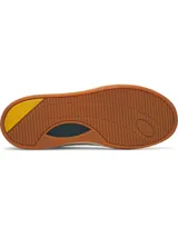 Zapatillas deportivas Under Armour modelo Flex, color blanco con detalles en verde oscuro y amarillo mostaza. Presentan una silueta inspirada en el estilo de baloncesto retro, con parte superior de cuero y suela de goma color caramelo.