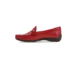 Mocasín negro de cuero graneado con ornamento metálico, forro y plantilla en cuero, diseño sobrio y casual.