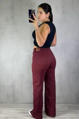 Pantalón de jean color bordó, corte wide leg con costuras a la vista en las rodillas.